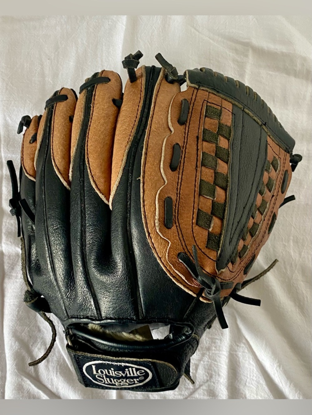 Louisville Slugger Genuine Steer Leather Baseball Glove 11.5" RHT Bruise Guard